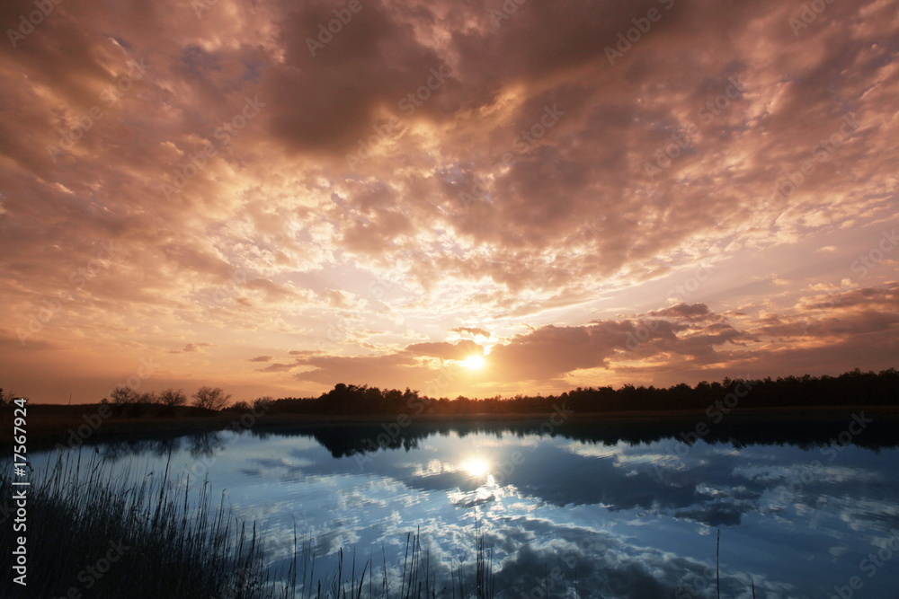 Obraz premium Lake on sunset