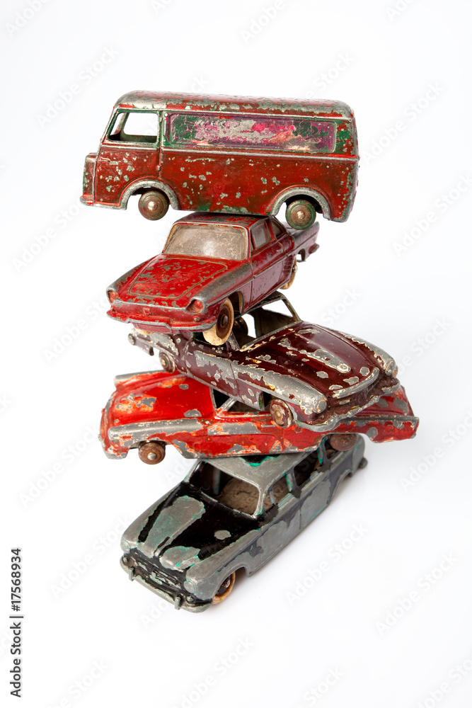 casse automobile voiture jouet ancien cassé abîmé empiler tour v Stock  Photo | Adobe Stock