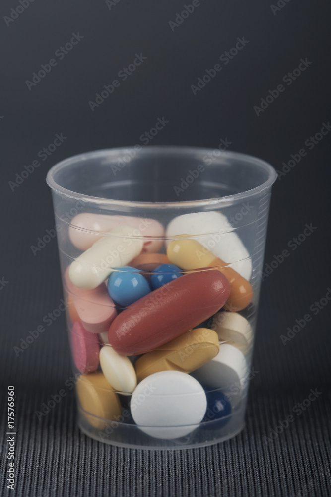 Messbecher mit Tabletten, Medikamente Messbecher mit Tabletten, Medikamente