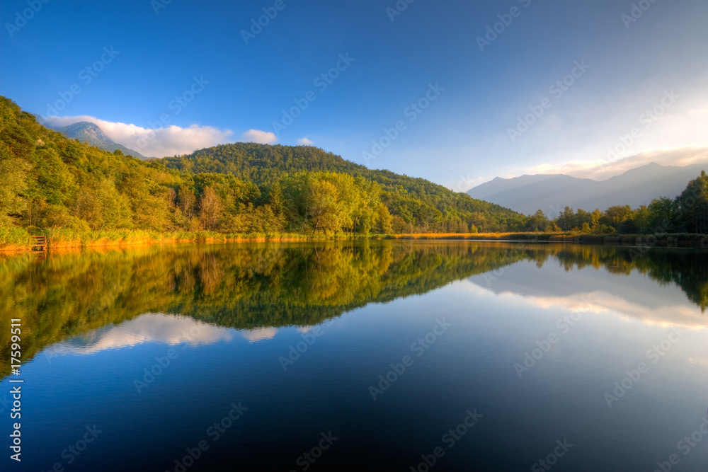 riflessi sul lago al tramonto in autunno riflessi sul lago al tramonto in autunno