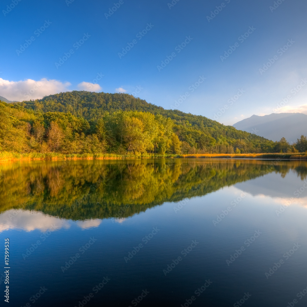 riflessi sul lago al tramonto in autunno