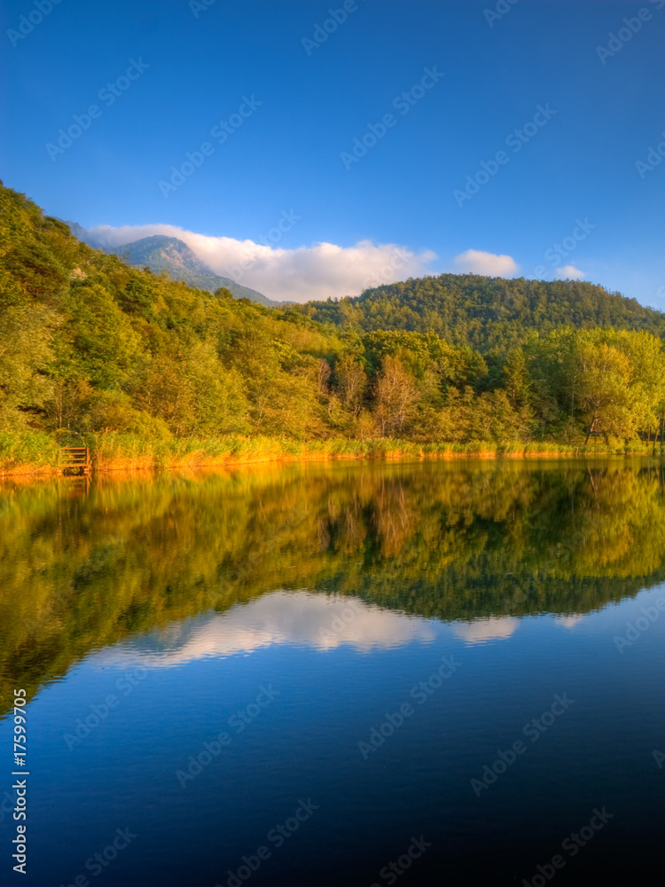 Riflessi sul lago al tramonto in autunno