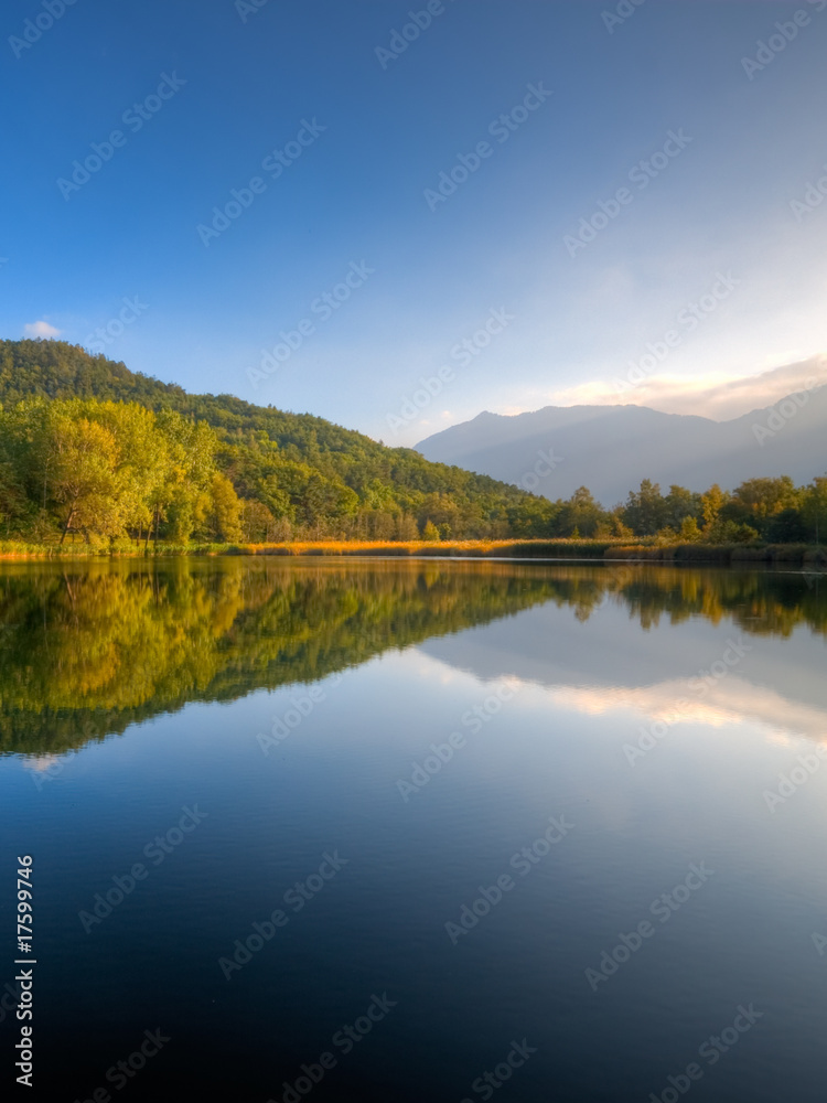 Riflessi sul lago al tramonto in autunno Riflessi sul lago al tramonto in autunno