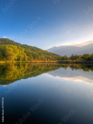 Riflessi sul lago al tramonto in autunno