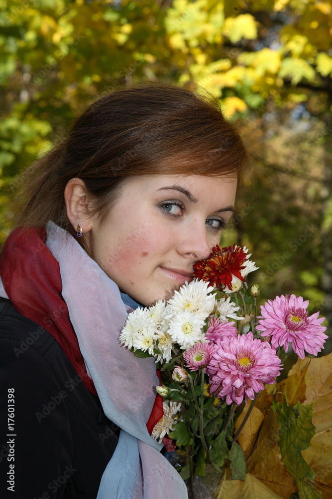 Naklejka premium The girl holds a bouquet of autumn colours