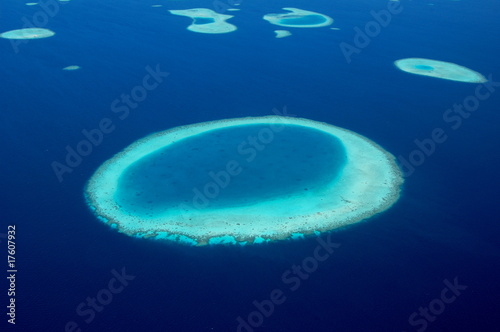 Vue aérienne des récifs de coraux aux Maldives