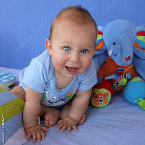 Garde d'enfant - Assistante maternelle - bébé heureux photo