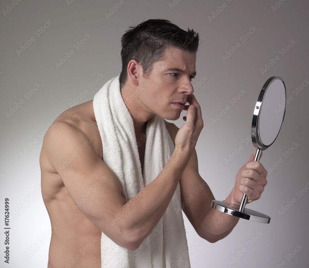 jeune homme nu sportif se regardant miroir Stock Photo | Adobe Stock