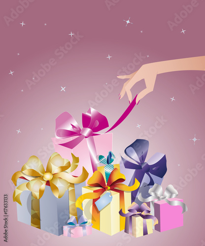 Main qui déballe des paquets cadeaux colorés sur fond rose étoil © Nathalie Bosansky