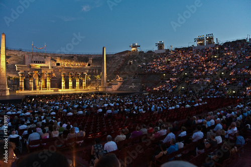 Zuschauer und Bühne in der Arena von Verona bei Nacht