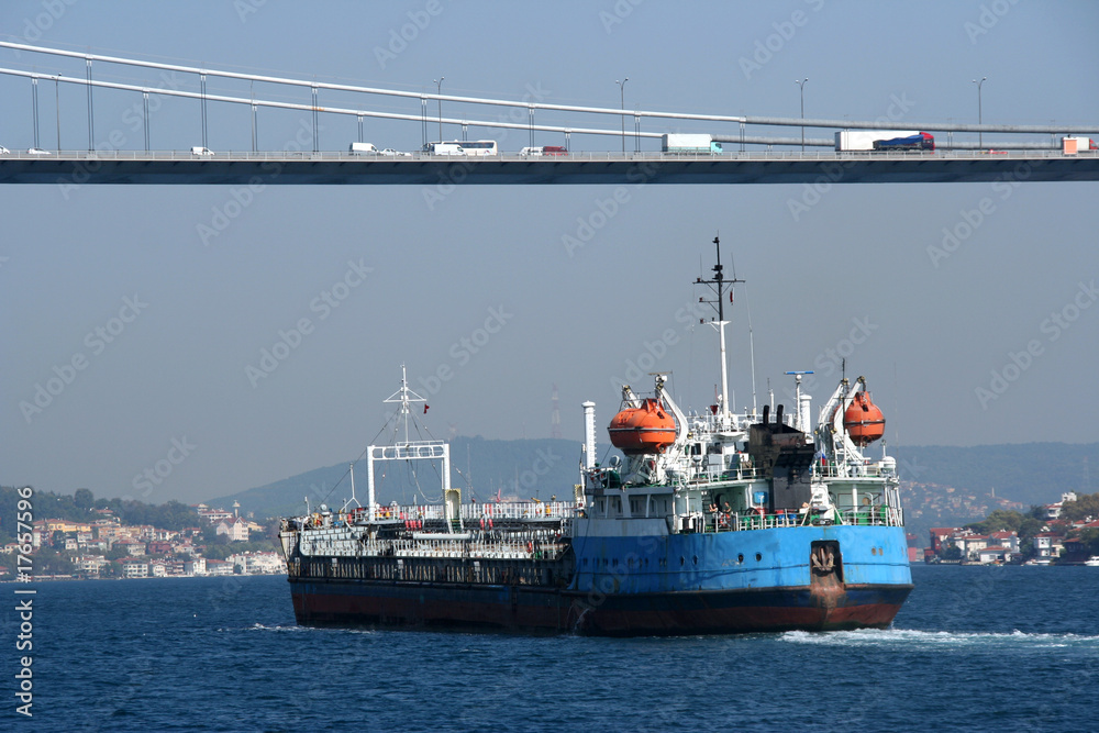 Fototapeta premium Frachtschiff vor der Bosporusbrücke - Istanbul