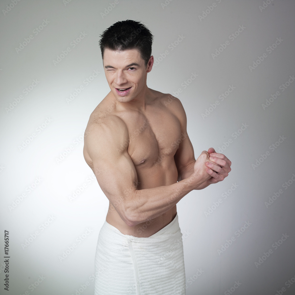 homme montrant muscles clin d'œil homme montrant muscles clin d'œil