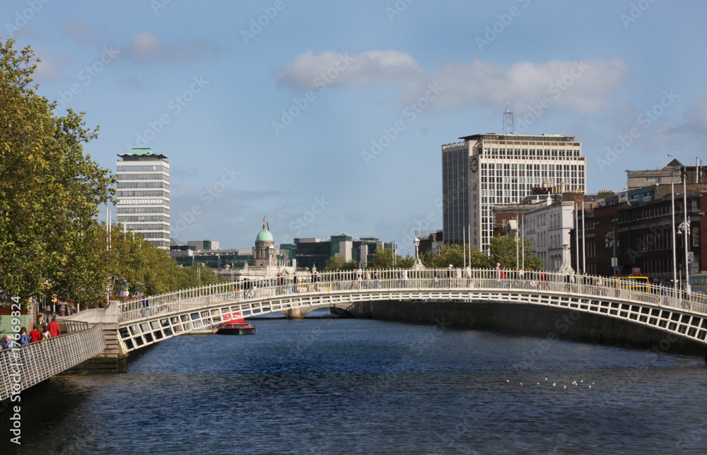 Obraz premium Brücke in Dublin über den Fluß Liffey