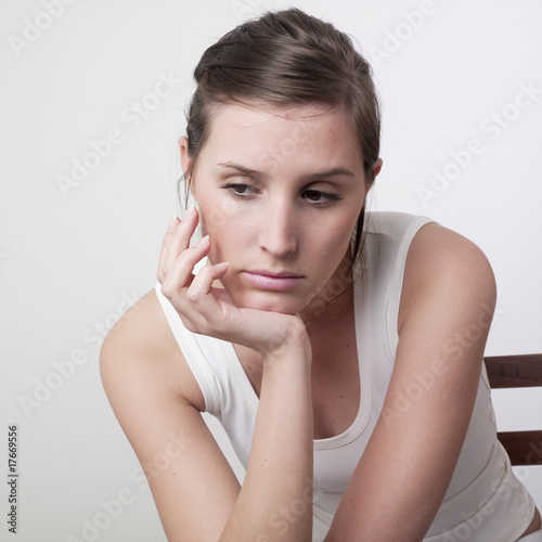 jeune femme solitude ennuis