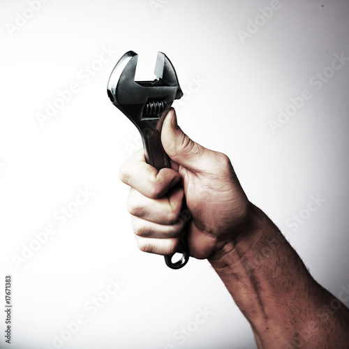 Fotografía homme tenant clef acier