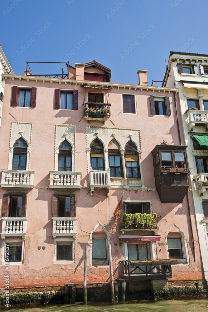 Naklejka premium Pink Building in Canal