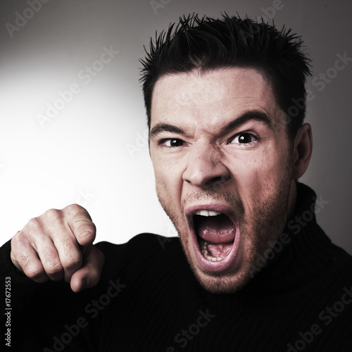 homme en colère poing levé