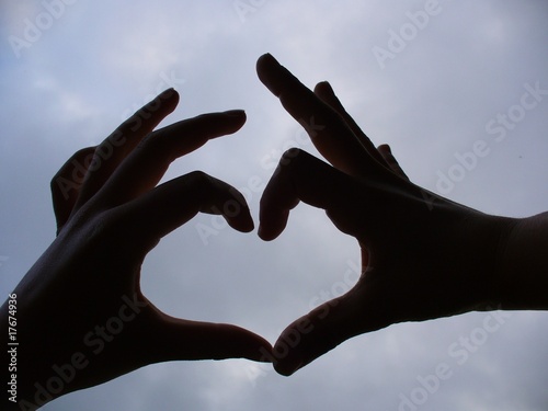 Herz Mit Handen Finger Formen Ein Herz Schatten Stock Foto Adobe Stock