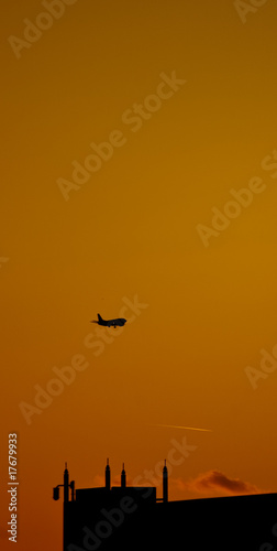 Flugzeug im Sonnenuntergang © chris74