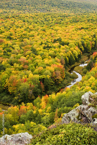 Fototapeta Naklejka Na Ścianę i Meble -  Autumn Color in Michigan Upper Peninsula