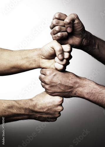 mains superposées union fait la force partenariat