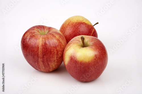 Drei gelbrote Äpfel