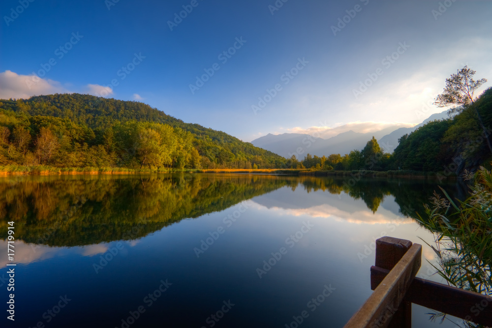 Riflessi sul lago al tramonto in autunno Riflessi sul lago al tramonto in autunno