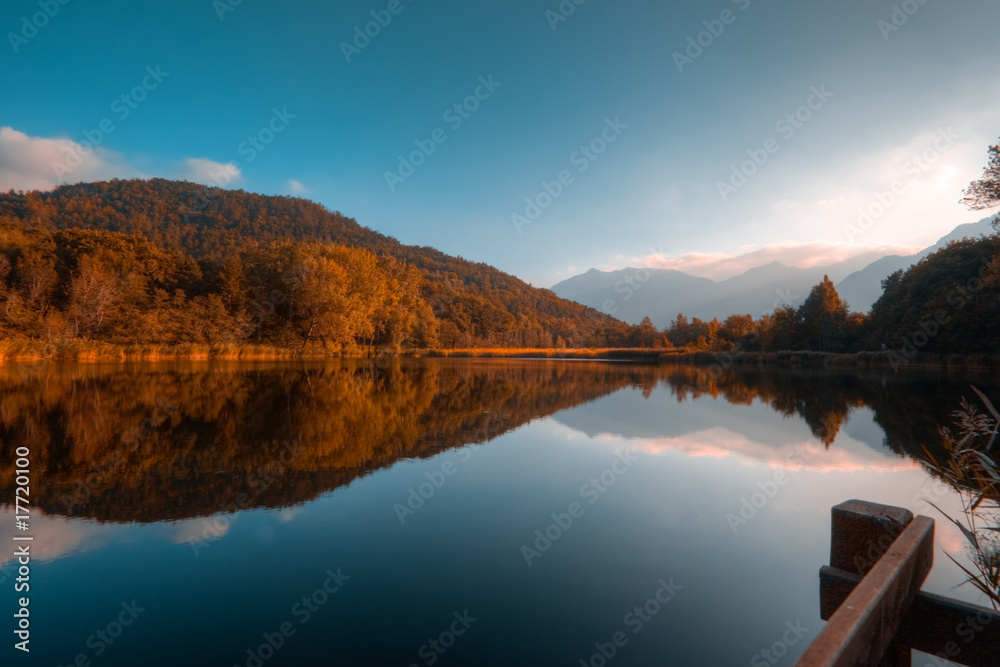 Riflessi sul lago al tramonto in autunno
