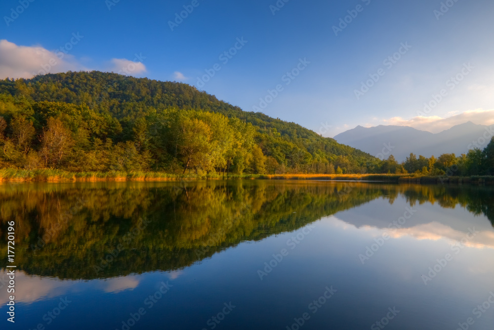 Riflessi sul lago al tramonto in autunno