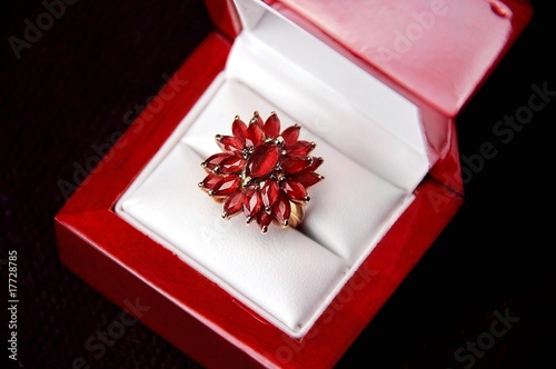 Фотография Yellow gold garnet ring in a jewelry box