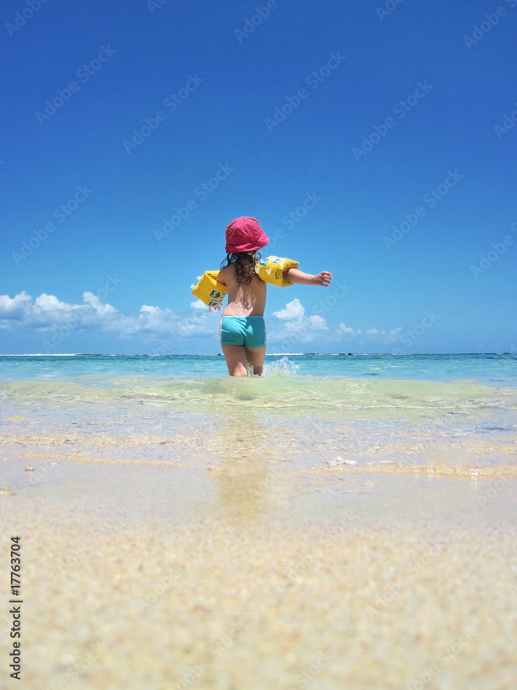 Fillette à la plage. Fillette à la plage.