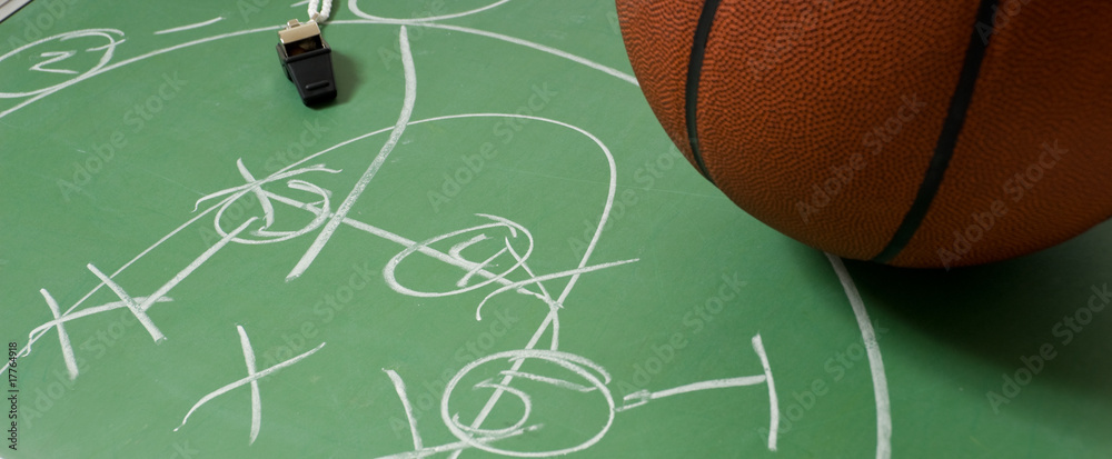 Obraz premium Basketball with play on a chalkboard