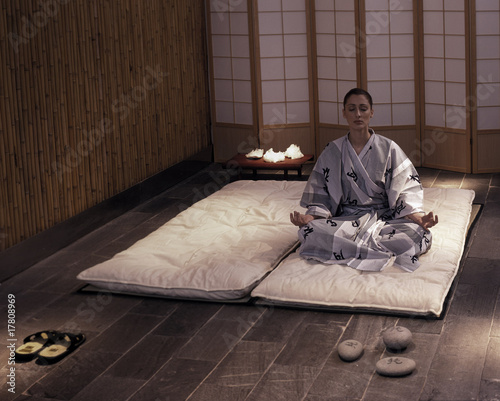 Photography Donna medita in un centro zen