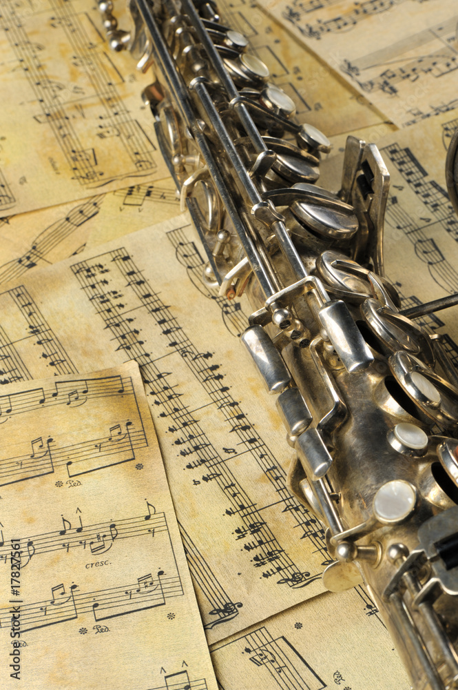 Obraz premium Old saxophone and notes