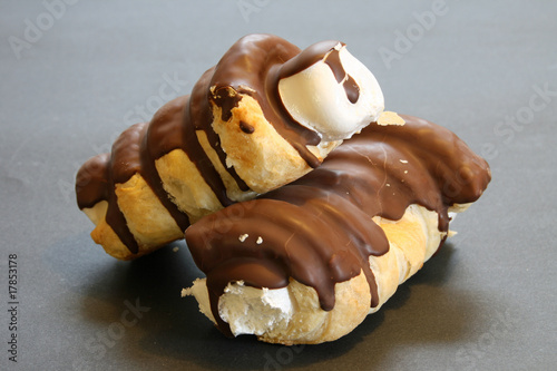 schaumrolle mit schokoguss photo