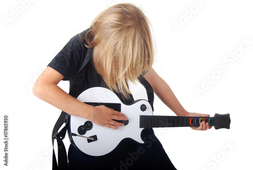 Enfant blond jouant avec une guitare console de jeu photo