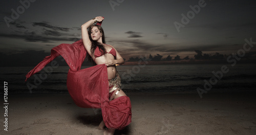 Obraz na plátně Belly dancer on the beach