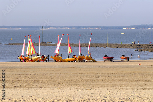 Catamarans sur la plage de Saint Georges de Didonne en France photo