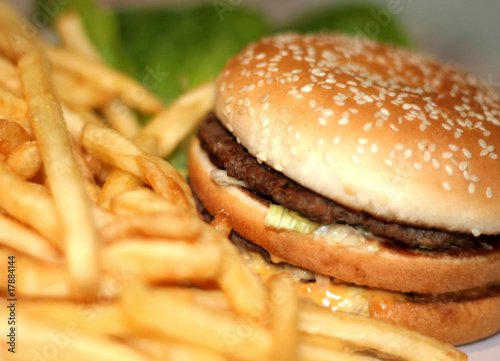 Burger mit Pommes