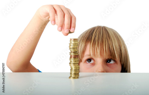 Enfant comptant son argent de poche