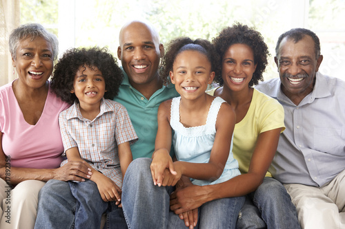 Canvastavla Extended Family Relaxing On Sofa At Home Together