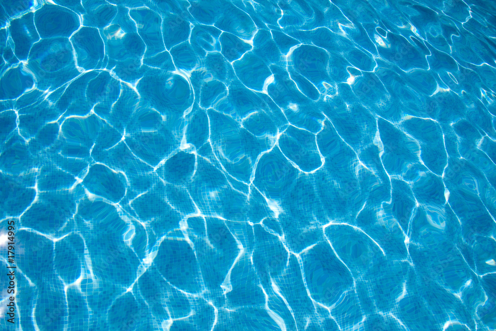 Textura de agua en una piscina azul