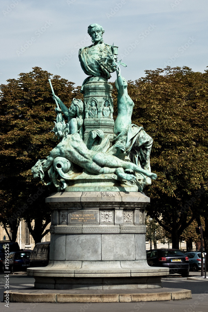 Statue du jardin Marco-Polo à Paris