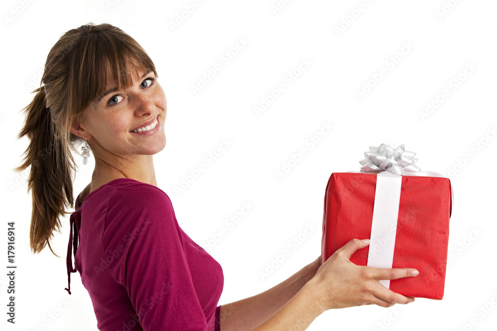 hübsche junge Frau hält ein Geschenk isoliert auf Weiß hübsche junge Frau hält ein Geschenk isoliert auf Weiß
