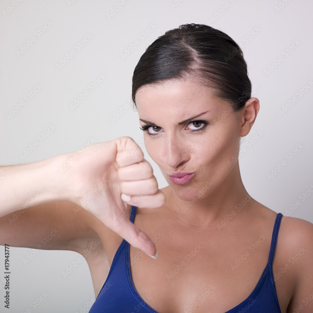 jeune femme négation refus mécontente jeune femme négation refus mécontente