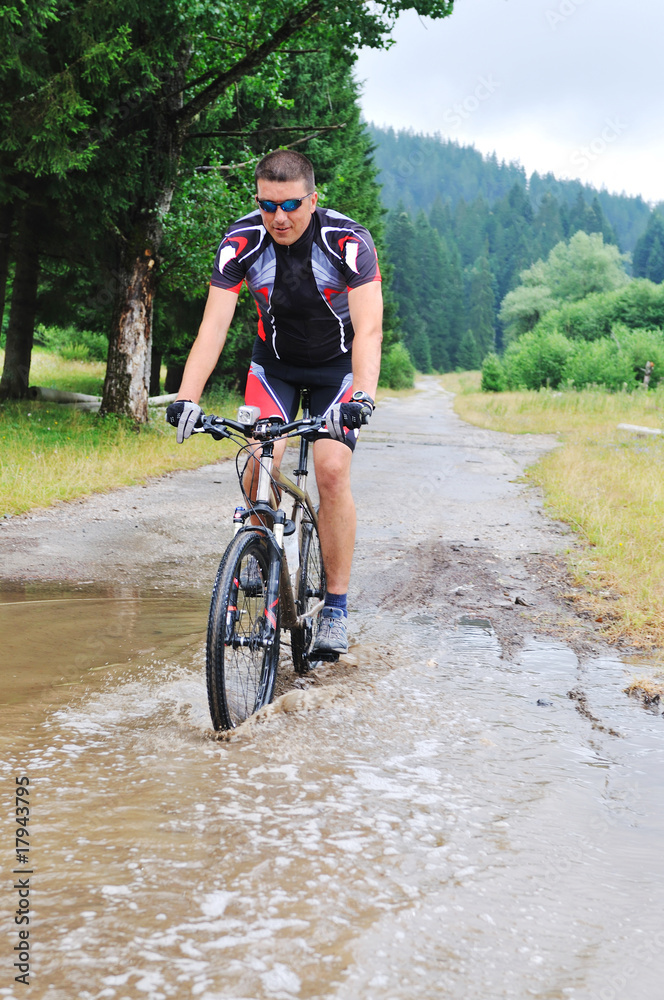 Fototapeta premium wet mount bike ride