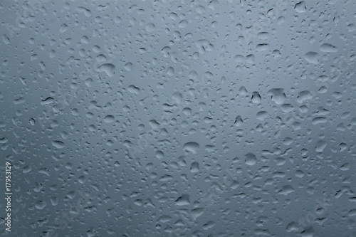 Pluie sur une vitre