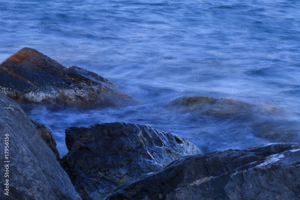 onde sulla scogliera di San Remo onde sulla scogliera di San Remo