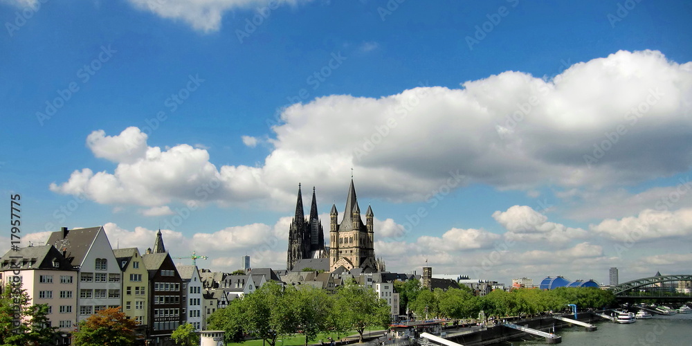 Köln am Köln mit Altstadt-Panorama