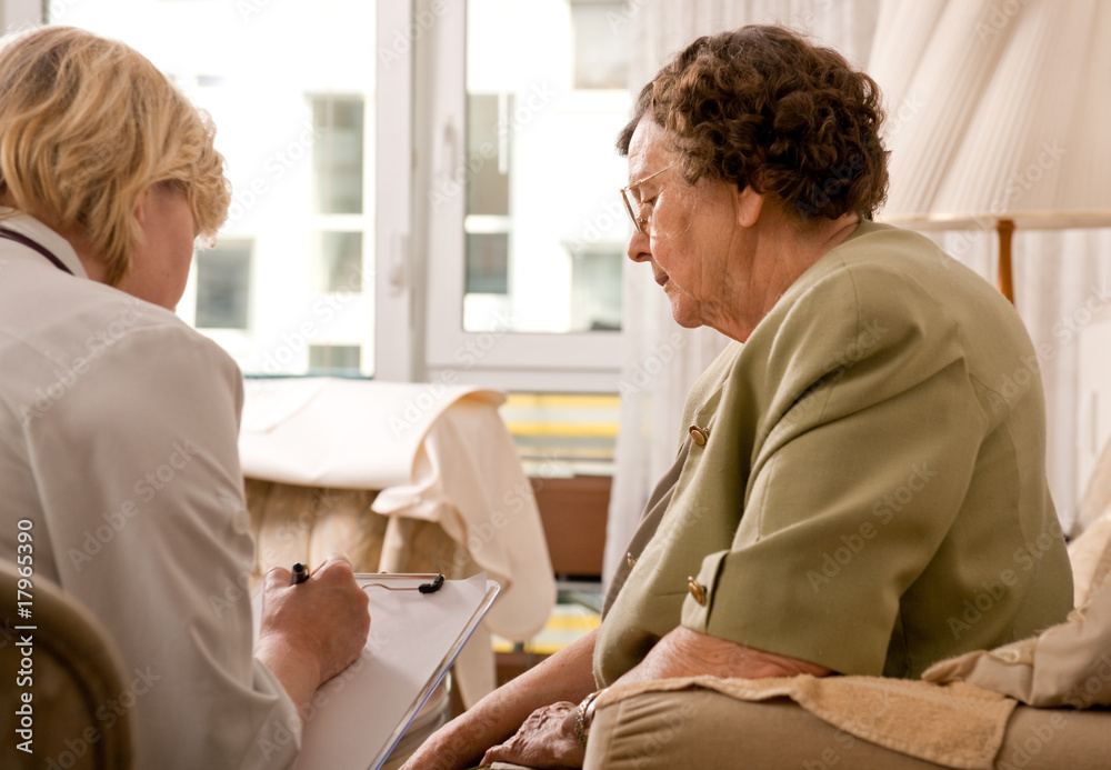 Obraz premium Senior woman is visited by her doctor or caregiver at home